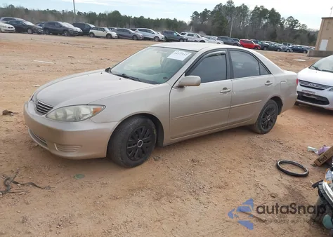 2005 Toyota Camry Le z USA, uszkodzony, nr VIN 4T1BE32KX5U973974